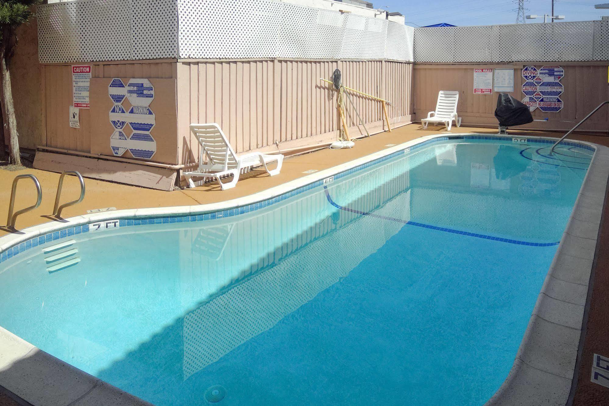 Econo Hotel