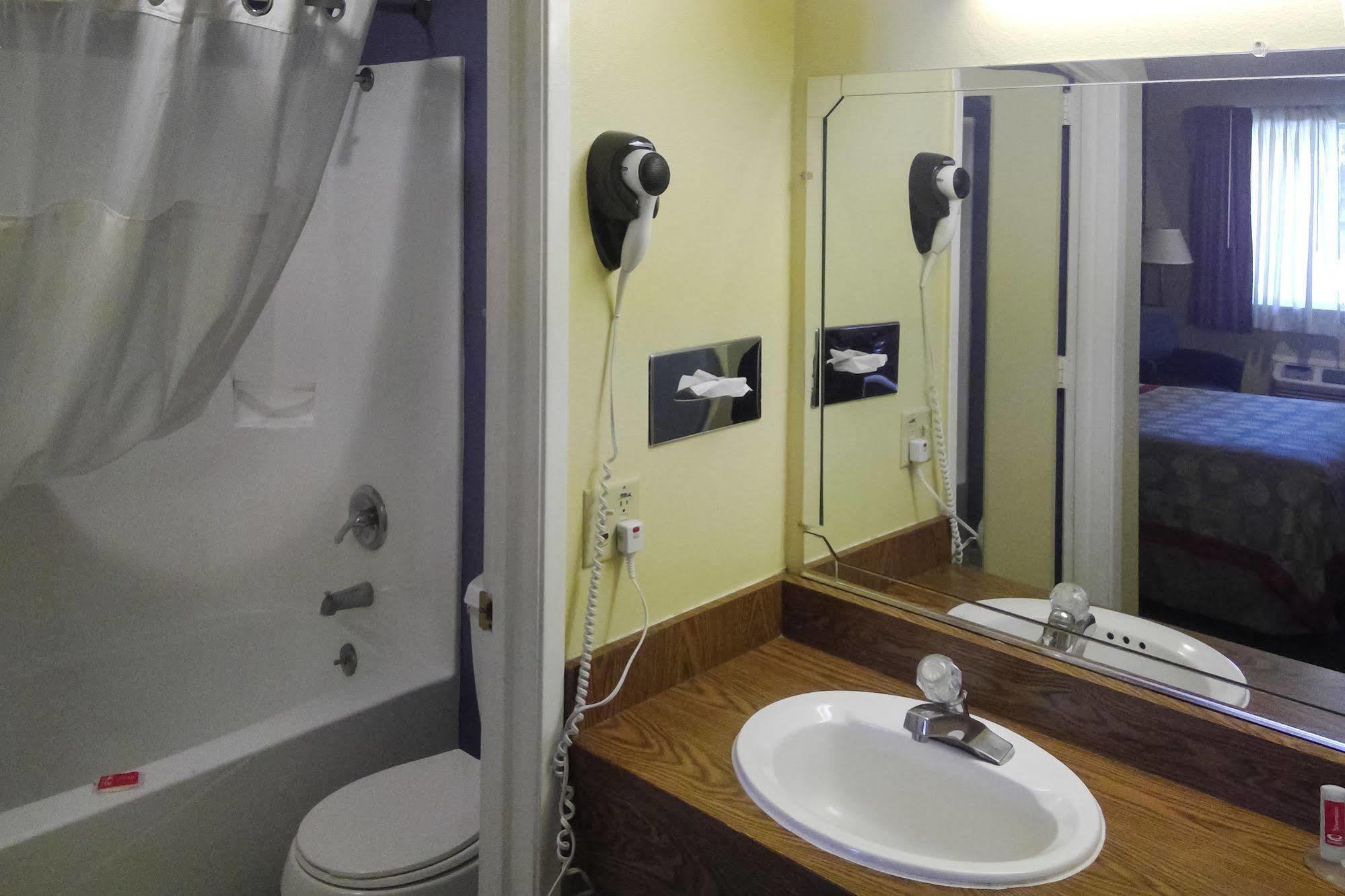 Econo Hotel 2*