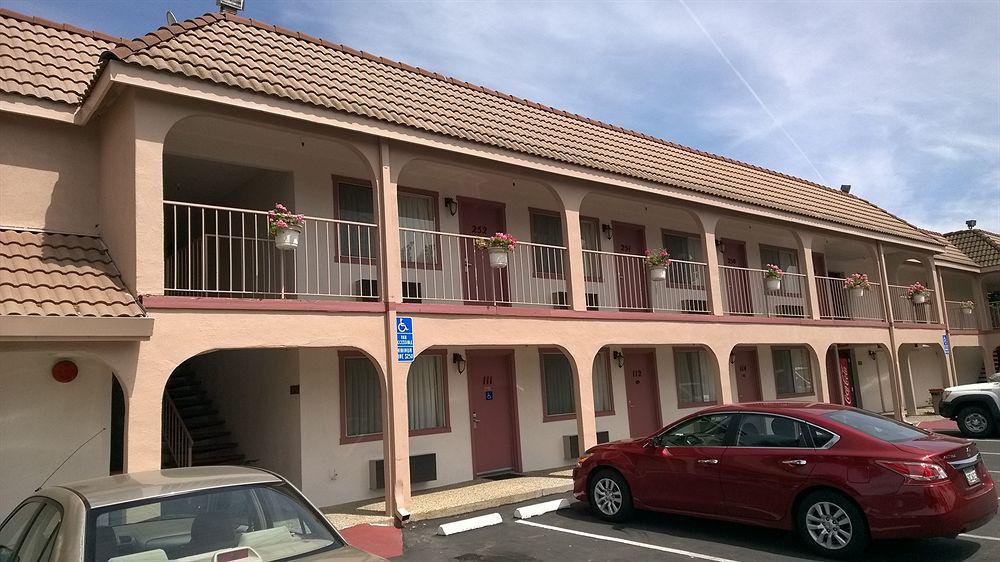 Econo Hotel