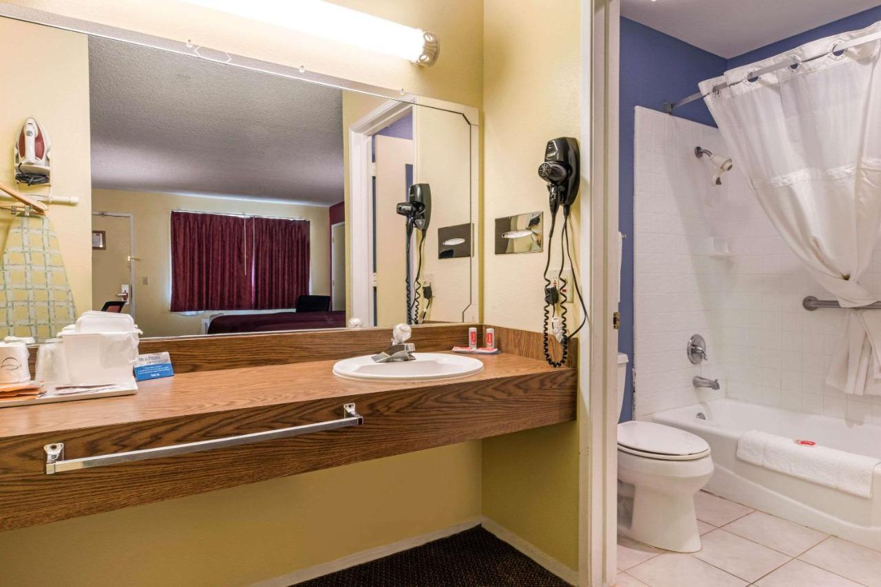 Econo Hotel 2*